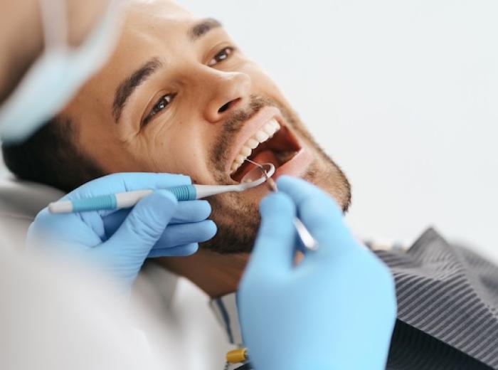 Which Are The Signs That Indicate I Should See a Dentist?