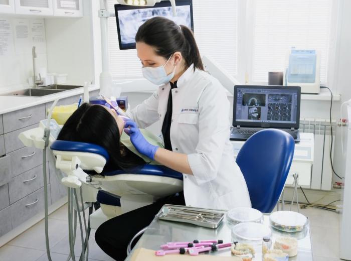 Porcelain Crowns vs. Metal Crowns: Which is Right for You?